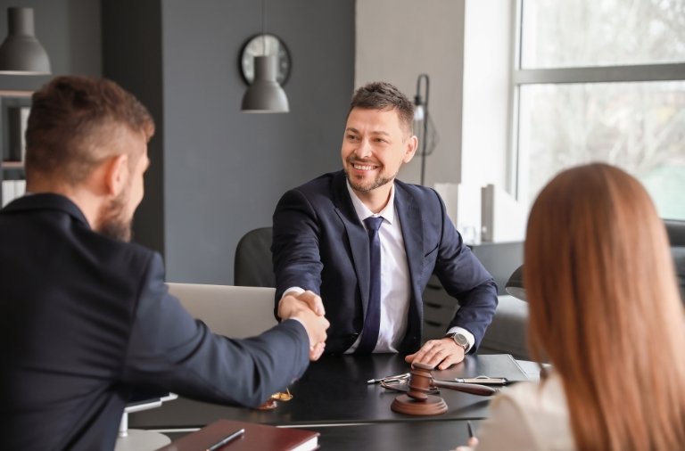 Protegemos empresas de todos os portes com soluções estratégicas para prevenção de riscos, gestão de contratos, defesa em ações judiciais, estruturação societária e proteção patrimonial.