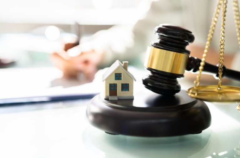Auxiliamos empresas e pessoas físicas em execuções, bloqueios, penhoras e leilões, atuando para preservar bens, negociar acordos e viabilizar soluções financeiras.